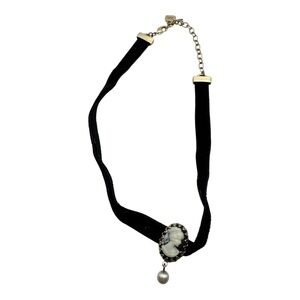 Zoe Cameo Choker Necklace Black Velvet Victorian‎ Style with Faux Pearl Drop